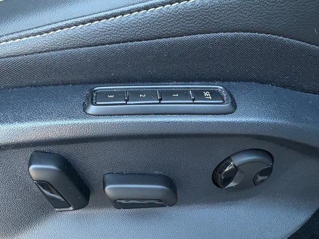 T-ロック TSI スタイル レザーシート マトリックスヘッドライト ACC トラベルアシスト レーンキープ デジタルメーター アップコネクト バックカメラ 障害物センサー 電動ゲート シートヒーター ブラックルーフ 認定保証付(41枚目)