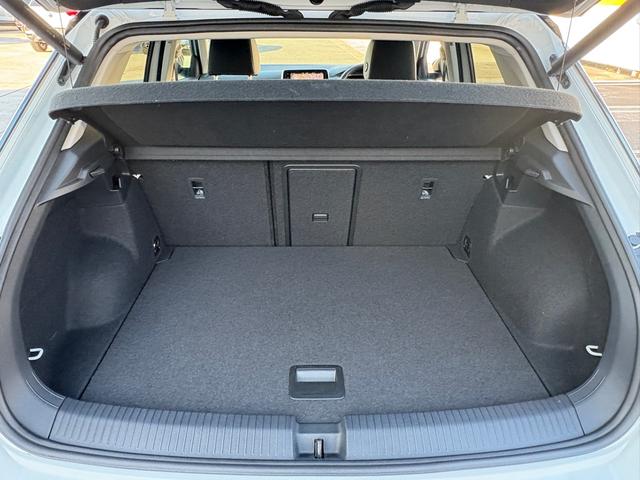 T-ロック TSI スタイル レザーシート マトリックスヘッドライト ACC トラベルアシスト レーンキープ デジタルメーター アップコネクト バックカメラ 障害物センサー 電動ゲート シートヒーター ブラックルーフ 認定保証付(47枚目)