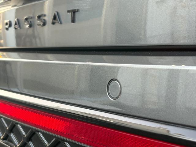 パークディスタンスコントロール。センサーが周辺に存在する障害物を検知し、警報音と画面表示を行います。