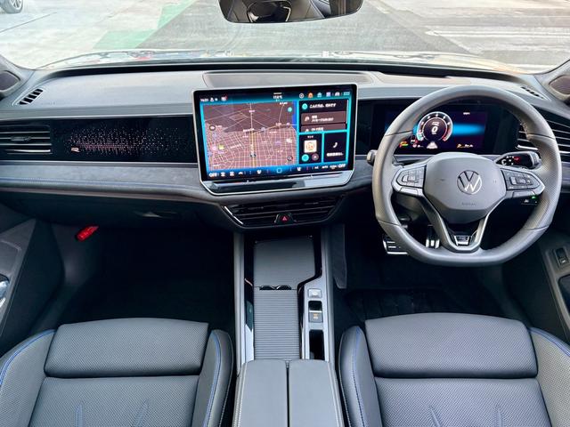 メーターとディスプレイを同じ高さに配置した水平基調のデザイン。視線移動が少なく、直感的に使える優れた操作性を実現しています。