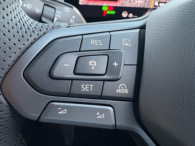 ハンドル左側にはＡＣＣとレーンアシストの複合機能「トラベルアシスト」の操作スイッチが配置されています。ステアリングを握っているだけで、ロングドライブでも疲労を低減させます。