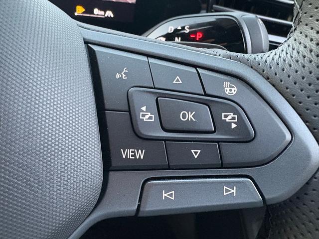 ステアリングホイール右手側にはメーターディスプレイの表示切り替え用ボタン等が配置されています。ステアリングヒータースイッチも設置されています。