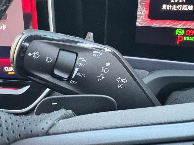 ウィンカーレバーにはワイパー操作スイッチも設置されています。