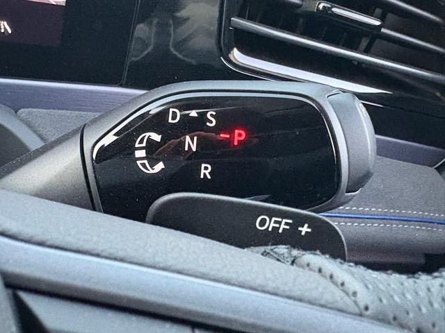 ドライブモードセレクター。前後に回すことで、ドライブリバースを切り替えできます。より直感的な操作を可能にします。