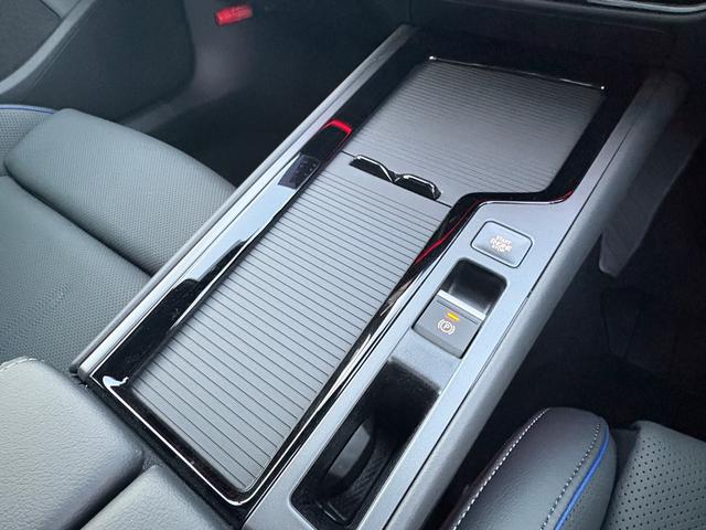 シャッター付きセンターコンソール。