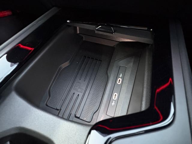 スマートフォンワイヤレスチャージング機能付きの収納スペースになっています。