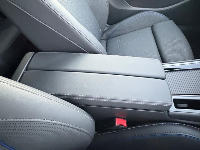 左右分割式開閉式のフロントアームレスト。車検証ブック等の収納スペースとしてもご利用いただけます。