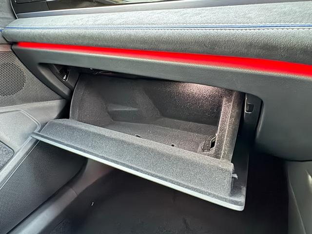 助手席前に実用的なグローブボックスを装備。ソフトオープン機構付きで開閉もスマート。