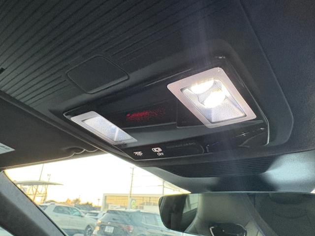 ルームライトにもタッチコントロールを採用。指先で触れるだけで簡単にライトのＯＮ／ＯＦＦが行えます。