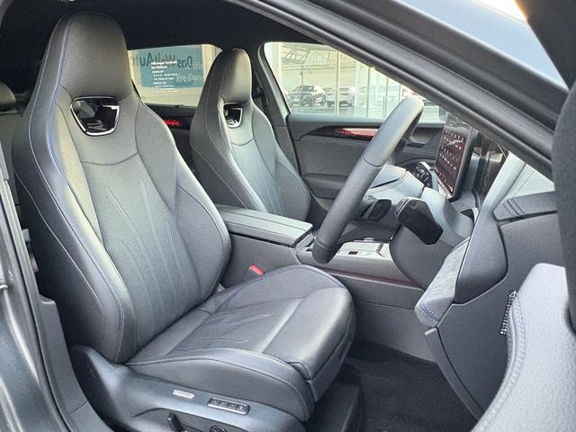 上質な座り心地のレザーシート。運転席、助手席ともにリラクゼーション機能が装備され、ロングドライブのストレスを和らげます。