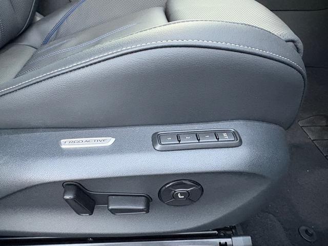 メモリー機能付きパワーシート（運転席／助手席）