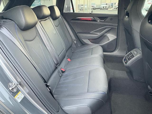 リヤシートもホールド性に優れ、長時間お座りいただいても疲れにくく、足元のゆとりも十分です。