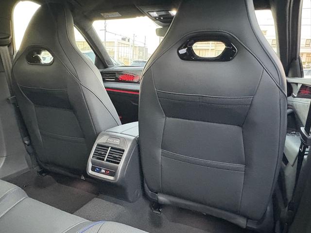 シートバックポケットはスマートフォンや雑誌などの収納にご利用いただけます。収納不足の解消に。