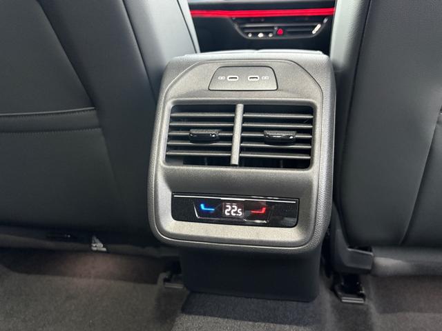 ３ゾーンフルオートエアコン。後部座席も独立して温度管理が可能です。後席用のＵＳＢも用意されています。