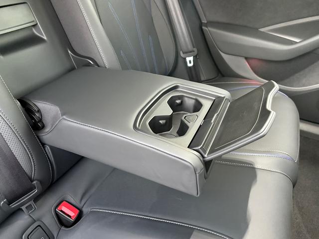 後部座席用アームレストはドリンクホルダーとしてもご利用いただけます。