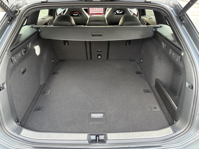 ステーションワゴンならではの奥行きのあるトランクルーム。