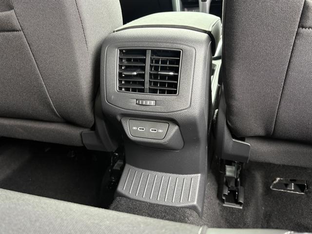Ｔ－ロック ＴＤＩ　４モーション　スタイル　登録済未使用車　ＬＥＤマトリックスヘッドライト　ＡＣＣ　トラベルアシスト　デジタルメーター　電動リヤゲート　Ａｐｐ－Ｃｏｎｎｅｃｔ　後方死角検知機能　障害物センサー　新車保証継承（41枚目）