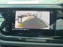 【リアビューカメラ】ギヤをリバースに入れると車両後方の映像を映し出します。画面にはガイドラインが表示され、車庫入れや縦列駐車などの際に安全確認をサポートします。
