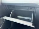 VWらしい実用性、助手席前のグローブボックス。