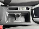 便利なセンターコンソールドリンクホルダー。脇にはエレクトロニックパーキングブレーキを配置。