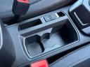 センターコンソールにはカップホルダーが2つ用意されています。脇にはエレクトロニックパーキングブレーキを配置。