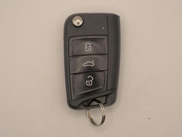 ポロ ＴＳＩスタイル　純正メモリーナビ　ブルートゥース　Ｂカメラ　ＥＴＣ２．０　ＬＥＤオートライト　インテリキー　アクティブインフォディスプレイ　アダクティブクルーズコントロール　レーンキープアシスト　純１６ＡＷ　禁煙車（26枚目）