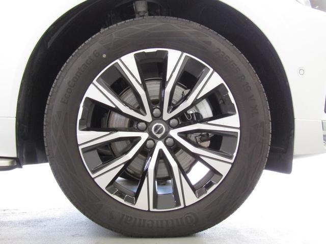 �u���b�N�̃J���[�����O�Ƀ_�C�������h�J�b�g���H�̋P�����f����t����������p�P�X�C���`�A���~�z�C�[���́A���G�N�X�e���A�̃f�B�e�[���Ǝ��o�I�Ɍ��т��A����I�ȃG���K���X����ۂÂ��܂��B