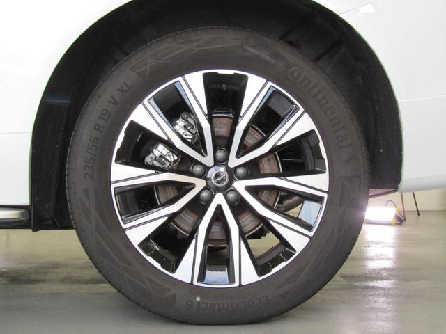 �u���b�N�̃J���[�����O�Ƀ_�C�������h�J�b�g���H�̋P�����f����t����������p�P�X�C���`�A���~�z�C�[���́A���G�N�X�e���A�̃f�B�e�[���Ǝ��o�I�Ɍ��т��A����I�ȃG���K���X����ۂÂ��܂��B