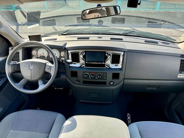 ダッジ・ラム ベースグレード　１５００ＳＬＴ　ベンチシート　デューリーマーカー　ＫＭＣ２０ＡＷ　ＡＴオーバーホール済み　社外ナビ　ＴＶ　バックカメラ　ＥＴＣ　レーダー（18枚目）