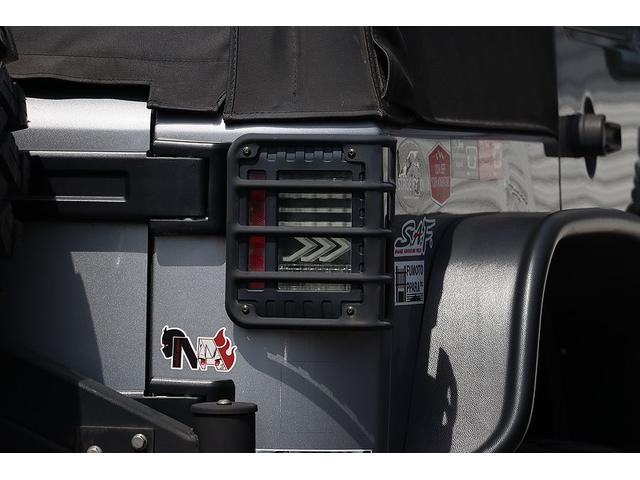 ジープ・ラングラーアンリミテッド ルビコン　ハードロック　限定車　ＪＫ後期モデル　専用電子制御システム　ＦＯＸリフトアップキット　ステアリングダンパー　ウインチ　社外バンパー　Ａｎｄｒｏｉｄナビ　ＭＴタイヤ　バイパーセキュリティ　スターター（22枚目）