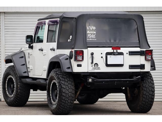 ジープ・ラングラーアンリミテッド アイランダー　５０台限定車　専用サーフブルーツートンインテリア　オフロードカスタム　リフトアップ　マッドタイヤ　１７インチＡＷ　社外アイアンバンパー　オーバーフェンダー　ＬＥＤヘッドライト　ソフトトップ（2枚目）