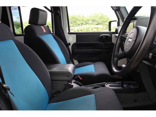 ジープ・ラングラーアンリミテッド アイランダー　５０台限定車　専用サーフブルーツートンインテリア　オフロードカスタム　リフトアップ　マッドタイヤ　１７インチＡＷ　社外アイアンバンパー　オーバーフェンダー　ＬＥＤヘッドライト　ソフトトップ（22枚目）