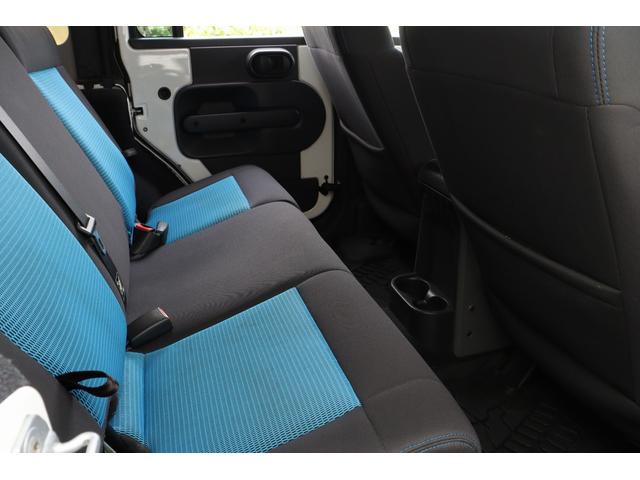 ジープ・ラングラーアンリミテッド アイランダー　５０台限定車　専用サーフブルーツートンインテリア　オフロードカスタム　リフトアップ　マッドタイヤ　１７インチＡＷ　社外アイアンバンパー　オーバーフェンダー　ＬＥＤヘッドライト　ソフトトップ（26枚目）