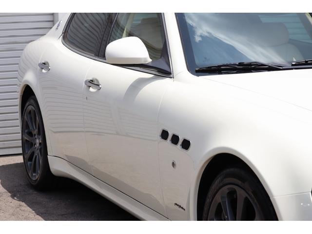 クアトロポルテ Ｓ　後期モデル　左ハンドル　ベンチレーション　ディーラー車　ベージュインテリア　ウッドコンビステアリング　電動ガラスサンルーフ　アルカンターラルーフ　１９インチグレーホイール（15枚目）