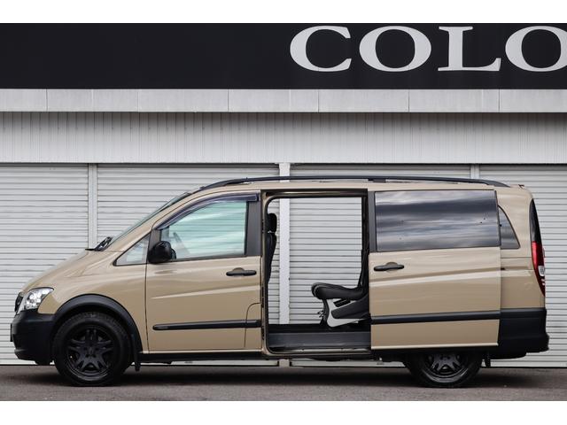 Ｖクラス Ｖ３５０　アンビエンテ　ロング　後期モデル　ロングボディ　アウトドアカスタム仕様　ベージュペイントカラー　ツインサンルーフ　両側電動スライドドア　前後コーナーセンサー　ブラックレザーシート　社外ナビ　フリップダウンモニター（3枚目）