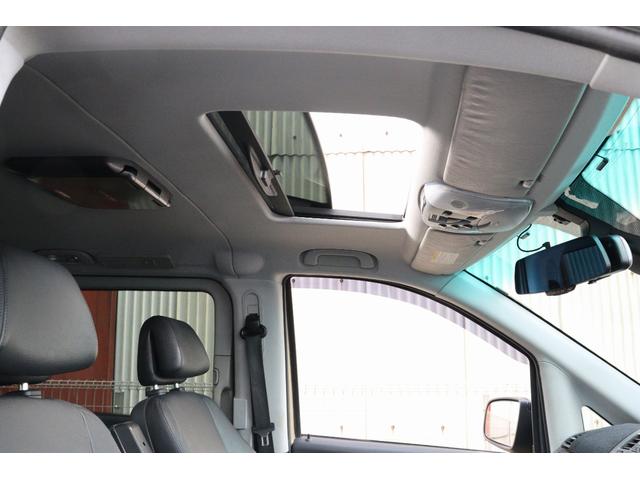 Ｖクラス Ｖ３５０　アンビエンテ　ロング　後期モデル　ロングボディ　アウトドアカスタム仕様　ベージュペイントカラー　ツインサンルーフ　両側電動スライドドア　前後コーナーセンサー　ブラックレザーシート　社外ナビ　フリップダウンモニター（7枚目）