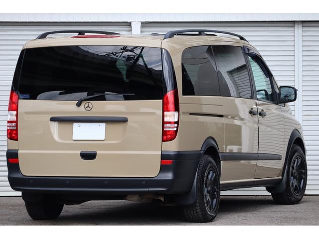 Ｖクラス Ｖ３５０　アンビエンテ　ロング　後期モデル　ロングボディ　アウトドアカスタム仕様　ベージュペイントカラー　ツインサンルーフ　両側電動スライドドア　前後コーナーセンサー　ブラックレザーシート　社外ナビ　フリップダウンモニター（9枚目）