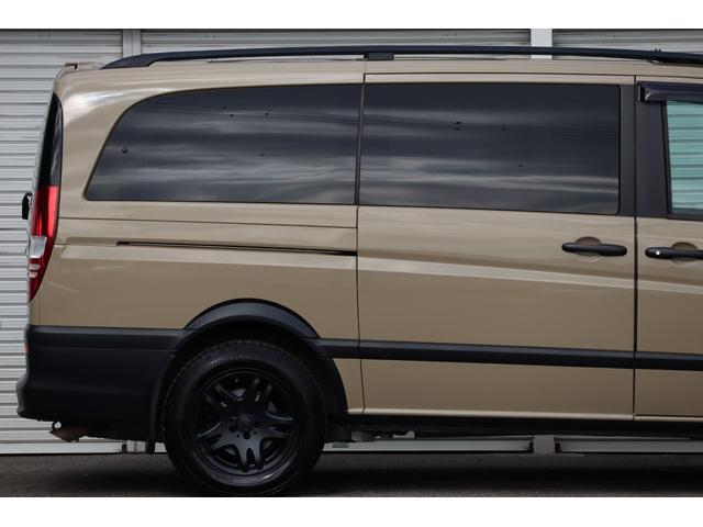 Ｖクラス Ｖ３５０　アンビエンテ　ロング　後期モデル　ロングボディ　アウトドアカスタム仕様　ベージュペイントカラー　ツインサンルーフ　両側電動スライドドア　前後コーナーセンサー　ブラックレザーシート　社外ナビ　フリップダウンモニター（11枚目）
