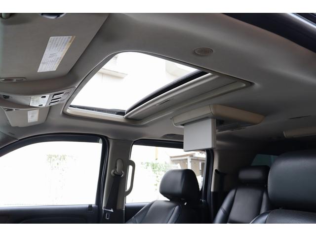 キャデラックエスカレード ESV 1ナンバー ロングボディ 24インチメッキAW セカンドキャプテンシート ブラックレザーインテリア フリップダウンモニター 社外ナビ ヘッドライト国内仕様 サイドステップ キーレス(7枚目)