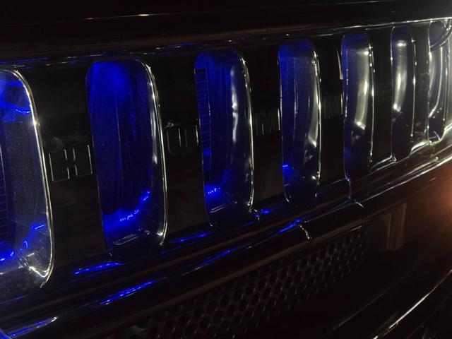 ハマーH2 ラグジュアリーパッケージ 後期モデル バネサス変更済み 3列シート ジオバンナ20AW メッキグリルガード メッキパーツカスタム サイドステップ LEDヘッドライト イルミネーション 黒革シート 社外ナビ(6枚目)