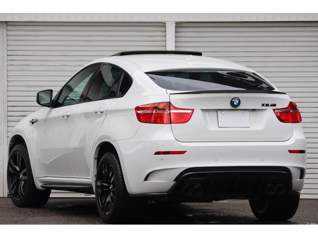 Ｘ６ Ｍ ベースグレード　Ｉｎｄｉｖｉｄｕａｌ　フルレザーメリノ　クリオ―ロブラウンインテリア　５５５ｐｓ　フルカーボンエアロ　カーボンドアミラーカバー　カーボントランクスポイラー　ＡＫＲＡＰＯＶＩＣエキゾースト　サンルーフ（2枚目）