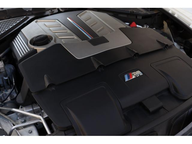 Ｘ６ Ｍ ベースグレード　Ｉｎｄｉｖｉｄｕａｌ　フルレザーメリノ　クリオ―ロブラウンインテリア　５５５ｐｓ　フルカーボンエアロ　カーボンドアミラーカバー　カーボントランクスポイラー　ＡＫＲＡＰＯＶＩＣエキゾースト　サンルーフ（8枚目）