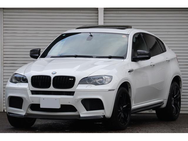 Ｘ６ Ｍ ベースグレード　Ｉｎｄｉｖｉｄｕａｌ　フルレザーメリノ　クリオ―ロブラウンインテリア　５５５ｐｓ　フルカーボンエアロ　カーボンドアミラーカバー　カーボントランクスポイラー　ＡＫＲＡＰＯＶＩＣエキゾースト　サンルーフ（9枚目）