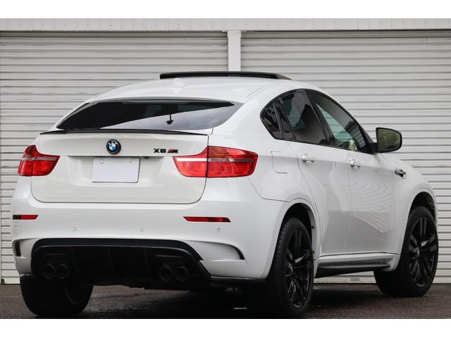 Ｘ６ Ｍ ベースグレード　Ｉｎｄｉｖｉｄｕａｌ　フルレザーメリノ　クリオ―ロブラウンインテリア　５５５ｐｓ　フルカーボンエアロ　カーボンドアミラーカバー　カーボントランクスポイラー　ＡＫＲＡＰＯＶＩＣエキゾースト　サンルーフ（10枚目）