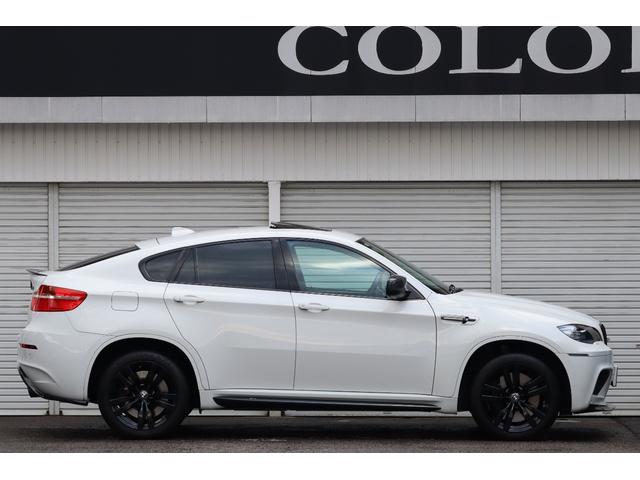 Ｘ６ Ｍ ベースグレード　Ｉｎｄｉｖｉｄｕａｌ　フルレザーメリノ　クリオ―ロブラウンインテリア　５５５ｐｓ　フルカーボンエアロ　カーボンドアミラーカバー　カーボントランクスポイラー　ＡＫＲＡＰＯＶＩＣエキゾースト　サンルーフ（11枚目）