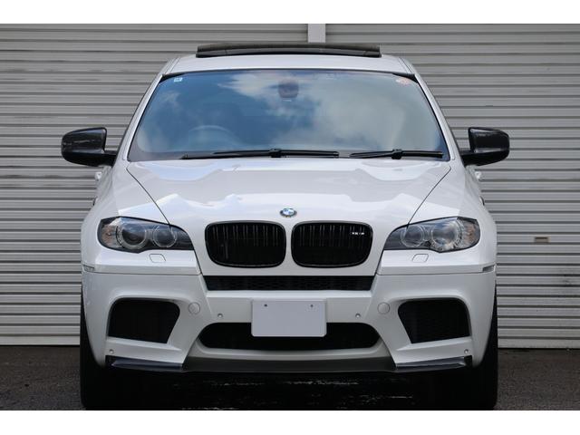 Ｘ６ Ｍ ベースグレード　Ｉｎｄｉｖｉｄｕａｌ　フルレザーメリノ　クリオ―ロブラウンインテリア　５５５ｐｓ　フルカーボンエアロ　カーボンドアミラーカバー　カーボントランクスポイラー　ＡＫＲＡＰＯＶＩＣエキゾースト　サンルーフ（13枚目）