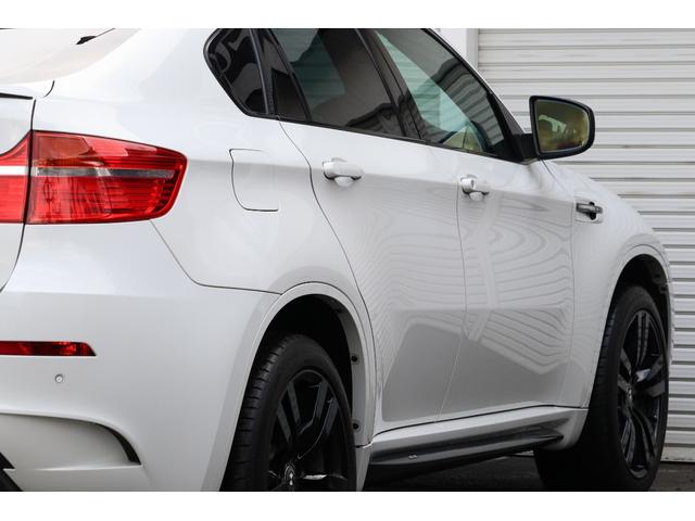 Ｘ６ Ｍ ベースグレード　Ｉｎｄｉｖｉｄｕａｌ　フルレザーメリノ　クリオ―ロブラウンインテリア　５５５ｐｓ　フルカーボンエアロ　カーボンドアミラーカバー　カーボントランクスポイラー　ＡＫＲＡＰＯＶＩＣエキゾースト　サンルーフ（22枚目）