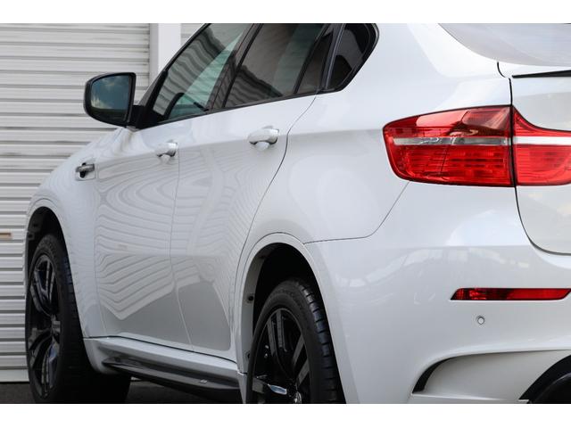 Ｘ６ Ｍ ベースグレード　Ｉｎｄｉｖｉｄｕａｌ　フルレザーメリノ　クリオ―ロブラウンインテリア　５５５ｐｓ　フルカーボンエアロ　カーボンドアミラーカバー　カーボントランクスポイラー　ＡＫＲＡＰＯＶＩＣエキゾースト　サンルーフ（23枚目）