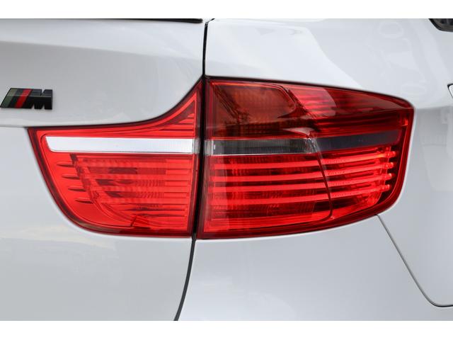 Ｘ６ Ｍ ベースグレード　Ｉｎｄｉｖｉｄｕａｌ　フルレザーメリノ　クリオ―ロブラウンインテリア　５５５ｐｓ　フルカーボンエアロ　カーボンドアミラーカバー　カーボントランクスポイラー　ＡＫＲＡＰＯＶＩＣエキゾースト　サンルーフ（28枚目）