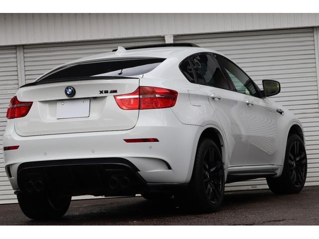 Ｘ６ Ｍ ベースグレード　Ｉｎｄｉｖｉｄｕａｌ　フルレザーメリノ　クリオ―ロブラウンインテリア　５５５ｐｓ　フルカーボンエアロ　カーボンドアミラーカバー　カーボントランクスポイラー　ＡＫＲＡＰＯＶＩＣエキゾースト　サンルーフ（32枚目）